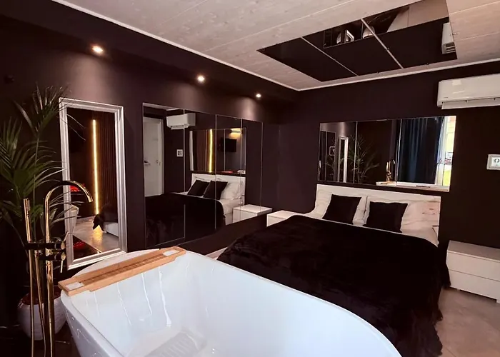 Ama Romantic بولونيا